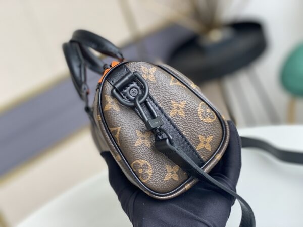 顶级原单💕M80201 本款 Keepall Nano 男士手袋为品牌于 1930 年推出的初始柔软旅行袋的小巧版本，将 Monogram 帆布与黑色哑光皮革相融合。拉链边缘旁的一抹荧光橙令此经典路易威登造型熠熠生辉。刺绣贴饰上点缀的好友卡通人物出自男装艺术总监 Virgil Abloh 打造的“Zoom with friends”动画短片。尺寸：12 x 21 x 9 cm