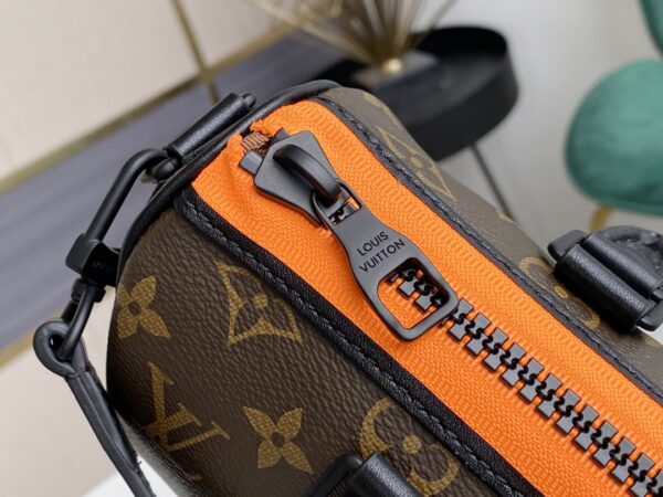 顶级原单💕M80201 本款 Keepall Nano 男士手袋为品牌于 1930 年推出的初始柔软旅行袋的小巧版本，将 Monogram 帆布与黑色哑光皮革相融合。拉链边缘旁的一抹荧光橙令此经典路易威登造型熠熠生辉。刺绣贴饰上点缀的好友卡通人物出自男装艺术总监 Virgil Abloh 打造的“Zoom with friends”动画短片。尺寸：12 x 21 x 9 cm