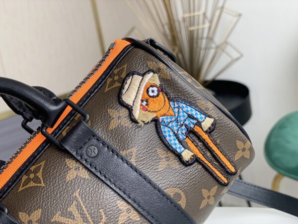 顶级原单💕M80201 本款 Keepall Nano 男士手袋为品牌于 1930 年推出的初始柔软旅行袋的小巧版本，将 Monogram 帆布与黑色哑光皮革相融合。拉链边缘旁的一抹荧光橙令此经典路易威登造型熠熠生辉。刺绣贴饰上点缀的好友卡通人物出自男装艺术总监 Virgil Abloh 打造的“Zoom with friends”动画短片。尺寸：12 x 21 x 9 cm