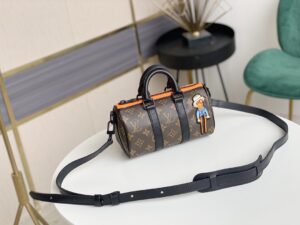 顶级原单💕M80201 本款 Keepall Nano 男士手袋为品牌于 1930 年推出的初始柔软旅行袋的小巧版本，将 Monogram 帆布与黑色哑光皮革相融合。拉链边缘旁的一抹荧光橙令此经典路易威登造型熠熠生辉。刺绣贴饰上点缀的好友卡通人物出自男装艺术总监 Virgil Abloh 打造的“Zoom with friends”动画短片。尺寸：12 x 21 x 9 cm