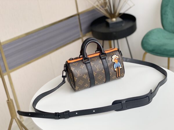 顶级原单💕M80201 本款 Keepall Nano 男士手袋为品牌于 1930 年推出的初始柔软旅行袋的小巧版本，将 Monogram 帆布与黑色哑光皮革相融合。拉链边缘旁的一抹荧光橙令此经典路易威登造型熠熠生辉。刺绣贴饰上点缀的好友卡通人物出自男装艺术总监 Virgil Abloh 打造的“Zoom with friends”动画短片。尺寸：12 x 21 x 9 cm