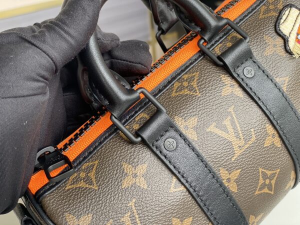 顶级原单💕M80201 本款 Keepall Nano 男士手袋为品牌于 1930 年推出的初始柔软旅行袋的小巧版本，将 Monogram 帆布与黑色哑光皮革相融合。拉链边缘旁的一抹荧光橙令此经典路易威登造型熠熠生辉。刺绣贴饰上点缀的好友卡通人物出自男装艺术总监 Virgil Abloh 打造的“Zoom with friends”动画短片。尺寸：12 x 21 x 9 cm