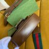 古驰包包【原厂皮】 Gucci 658574马衔扣1955系列迷你手袋为这一复古风格系列增添了混搭格调可拆卸肩带：1:尼龙织带肩带（48厘米高）2:皮革肩带（55.5厘米高）这款迷你手袋配有两根不同的肩带，搭配同色调皮革肩带可呈现出低调优雅的气息，搭配红绿织带肩带则突显强大的品牌标识内涵！尺寸：20.5/14.5/5cm