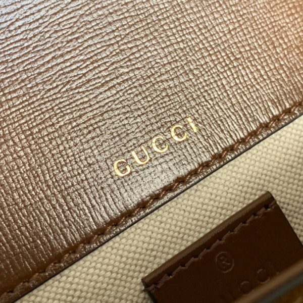 古驰包包【原厂皮】 Gucci 658574马衔扣1955系列迷你手袋为这一复古风格系列增添了混搭格调可拆卸肩带：1:尼龙织带肩带（48厘米高）2:皮革肩带（55.5厘米高）这款迷你手袋配有两根不同的肩带，搭配同色调皮革肩带可呈现出低调优雅的气息，搭配红绿织带肩带则突显强大的品牌标识内涵！尺寸：20.5/14.5/5cm
