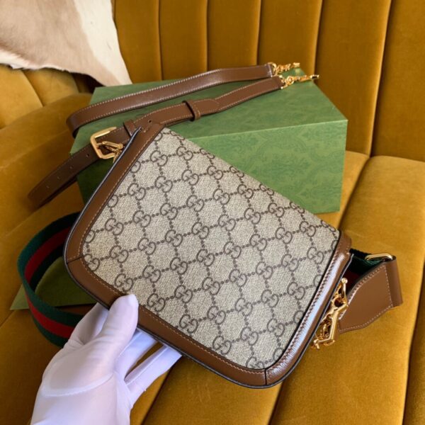 古驰包包【原厂皮】 Gucci 658574马衔扣1955系列迷你手袋为这一复古风格系列增添了混搭格调可拆卸肩带：1:尼龙织带肩带（48厘米高）2:皮革肩带（55.5厘米高）这款迷你手袋配有两根不同的肩带，搭配同色调皮革肩带可呈现出低调优雅的气息，搭配红绿织带肩带则突显强大的品牌标识内涵！尺寸：20.5/14.5/5cm