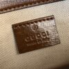 古驰包包【原厂皮】 Gucci 658574马衔扣1955系列迷你手袋为这一复古风格系列增添了混搭格调可拆卸肩带：1:尼龙织带肩带（48厘米高）2:皮革肩带（55.5厘米高）这款迷你手袋配有两根不同的肩带，搭配同色调皮革肩带可呈现出低调优雅的气息，搭配红绿织带肩带则突显强大的品牌标识内涵！尺寸：20.5/14.5/5cm