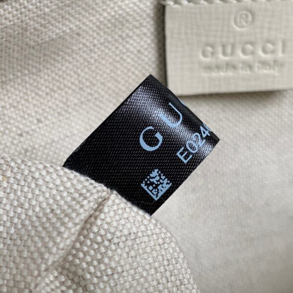 古驰马鞍包【原厂皮】 Gucci 658574马衔扣1955系列迷你手袋为这一复古风格系列增添了混搭格调可拆卸肩带：1:尼龙织带肩带（48厘米高）2:皮革肩带（55.5厘米高）这款迷你手袋配有两根不同的肩带，搭配同色调皮革肩带可呈现出低调优雅的气息，搭配红绿织带肩带则突显强大的品牌标识内涵！尺寸：20.5/14.5/5cm