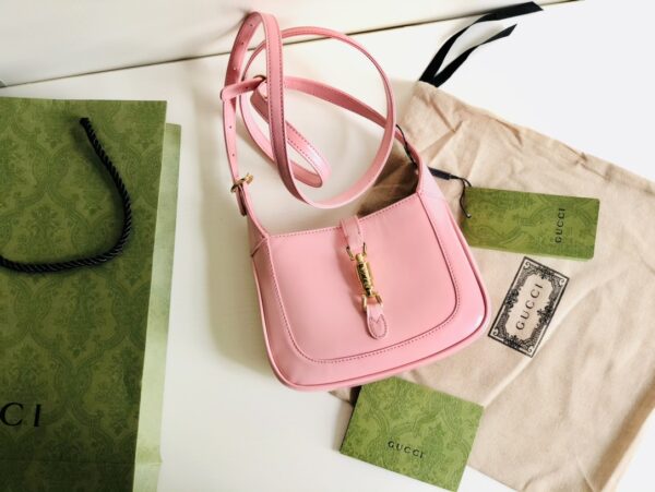 637091！尺寸：19x13x3cm！jackie 1961 迷你，配有一根额外的可拆卸肩带。第二根肩带可通过搭扣固定在手袋上，包带可以根据搭配习惯来调节。超可爱的颜值且复古仲透露出时髦气息~太有质感了💕怎么搭都好看！