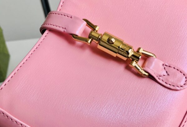 637091！尺寸：19x13x3cm！jackie 1961 迷你，配有一根额外的可拆卸肩带。第二根肩带可通过搭扣固定在手袋上，包带可以根据搭配习惯来调节。超可爱的颜值且复古仲透露出时髦气息~太有质感了💕怎么搭都好看！