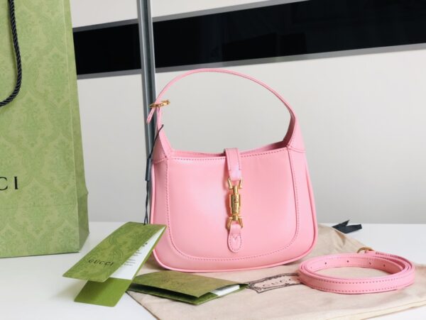 637091！尺寸：19x13x3cm！jackie 1961 迷你，配有一根额外的可拆卸肩带。第二根肩带可通过搭扣固定在手袋上，包带可以根据搭配习惯来调节。超可爱的颜值且复古仲透露出时髦气息~太有质感了💕怎么搭都好看！