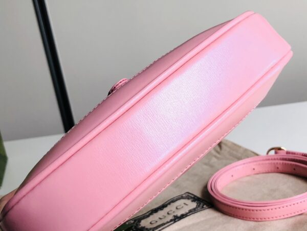 637091！尺寸：19x13x3cm！jackie 1961 迷你，配有一根额外的可拆卸肩带。第二根肩带可通过搭扣固定在手袋上，包带可以根据搭配习惯来调节。超可爱的颜值且复古仲透露出时髦气息~太有质感了💕怎么搭都好看！