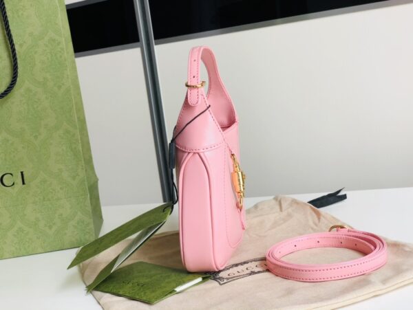 637091！尺寸：19x13x3cm！jackie 1961 迷你，配有一根额外的可拆卸肩带。第二根肩带可通过搭扣固定在手袋上，包带可以根据搭配习惯来调节。超可爱的颜值且复古仲透露出时髦气息~太有质感了💕怎么搭都好看！