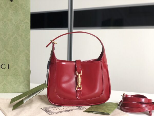 637091！尺寸：19x13x3cm！jackie 1961 迷你，配有一根额外的可拆卸肩带。第二根肩带可通过搭扣固定在手袋上，包带可以根据搭配习惯来调节。超可爱的颜值且复古仲透露出时髦气息~太有质感了💕怎么搭都好看！