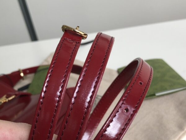 637091！尺寸：19x13x3cm！jackie 1961 迷你，配有一根额外的可拆卸肩带。第二根肩带可通过搭扣固定在手袋上，包带可以根据搭配习惯来调节。超可爱的颜值且复古仲透露出时髦气息~太有质感了💕怎么搭都好看！