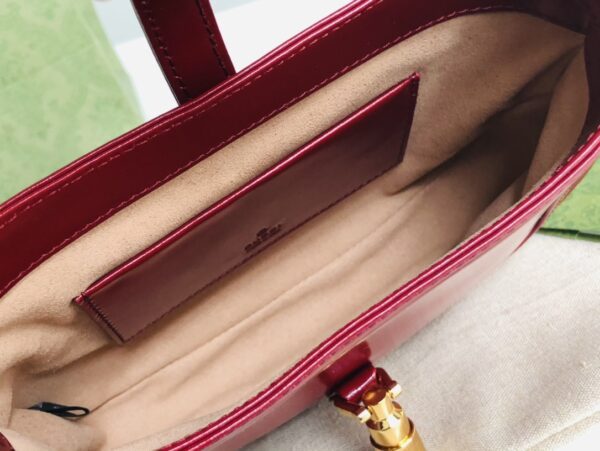 637091！尺寸：19x13x3cm！jackie 1961 迷你，配有一根额外的可拆卸肩带。第二根肩带可通过搭扣固定在手袋上，包带可以根据搭配习惯来调节。超可爱的颜值且复古仲透露出时髦气息~太有质感了💕怎么搭都好看！