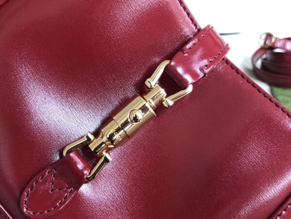 637091！尺寸：19x13x3cm！jackie 1961 迷你，配有一根额外的可拆卸肩带。第二根肩带可通过搭扣固定在手袋上，包带可以根据搭配习惯来调节。超可爱的颜值且复古仲透露出时髦气息~太有质感了💕怎么搭都好看！