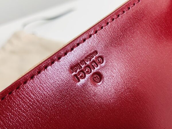 637091！尺寸：19x13x3cm！jackie 1961 迷你，配有一根额外的可拆卸肩带。第二根肩带可通过搭扣固定在手袋上，包带可以根据搭配习惯来调节。超可爱的颜值且复古仲透露出时髦气息~太有质感了💕怎么搭都好看！