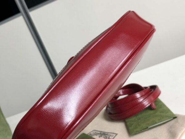 637091！尺寸：19x13x3cm！jackie 1961 迷你，配有一根额外的可拆卸肩带。第二根肩带可通过搭扣固定在手袋上，包带可以根据搭配习惯来调节。超可爱的颜值且复古仲透露出时髦气息~太有质感了💕怎么搭都好看！