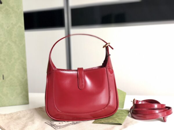 637091！尺寸：19x13x3cm！jackie 1961 迷你，配有一根额外的可拆卸肩带。第二根肩带可通过搭扣固定在手袋上，包带可以根据搭配习惯来调节。超可爱的颜值且复古仲透露出时髦气息~太有质感了💕怎么搭都好看！