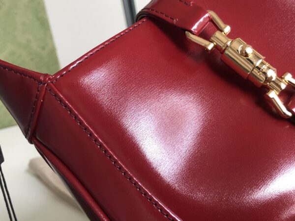 637091！尺寸：19x13x3cm！jackie 1961 迷你，配有一根额外的可拆卸肩带。第二根肩带可通过搭扣固定在手袋上，包带可以根据搭配习惯来调节。超可爱的颜值且复古仲透露出时髦气息~太有质感了💕怎么搭都好看！