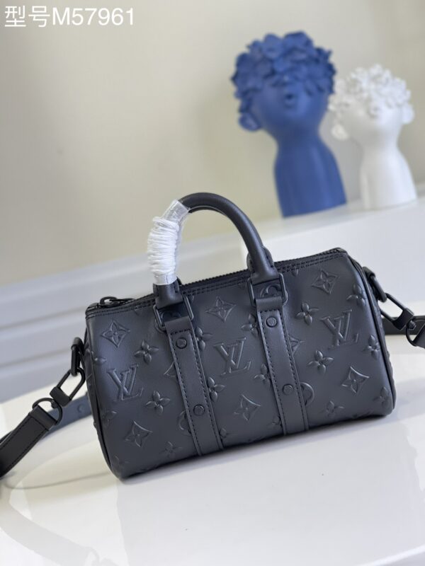 【M57961黑色 对版】speedy KEEPALL XS 手袋 Keepall XS 手袋浓缩路易威登经典 Keepall 旅行袋设计，以 Monogram Seal 牛皮映现标志性 Monogram 压纹，传递丰盈触感，搭配双手柄和可调节肩带，成就格调旅行伴侣。21 x 12 x 9