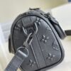 【M57961黑色 对版】speedy KEEPALL XS 手袋 Keepall XS 手袋浓缩路易威登经典 Keepall 旅行袋设计，以 Monogram Seal 牛皮映现标志性 Monogram 压纹，传递丰盈触感，搭配双手柄和可调节肩带，成就格调旅行伴侣。21 x 12 x 9