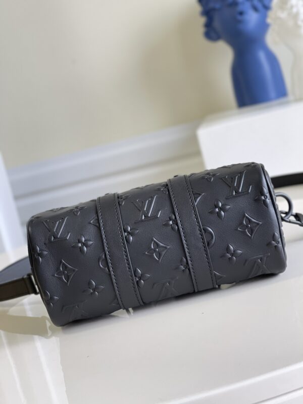 【M57961黑色 对版】speedy KEEPALL XS 手袋 Keepall XS 手袋浓缩路易威登经典 Keepall 旅行袋设计，以 Monogram Seal 牛皮映现标志性 Monogram 压纹，传递丰盈触感，搭配双手柄和可调节肩带，成就格调旅行伴侣。21 x 12 x 9