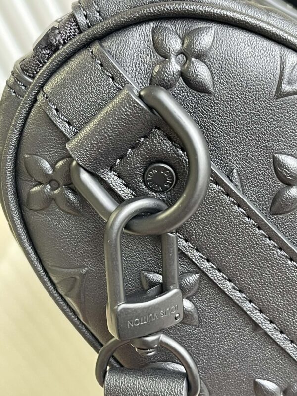 【M57961黑色 对版】speedy KEEPALL XS 手袋 Keepall XS 手袋浓缩路易威登经典 Keepall 旅行袋设计，以 Monogram Seal 牛皮映现标志性 Monogram 压纹，传递丰盈触感，搭配双手柄和可调节肩带，成就格调旅行伴侣。21 x 12 x 9