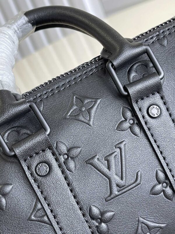 【M57961黑色 对版】speedy KEEPALL XS 手袋 Keepall XS 手袋浓缩路易威登经典 Keepall 旅行袋设计，以 Monogram Seal 牛皮映现标志性 Monogram 压纹，传递丰盈触感，搭配双手柄和可调节肩带，成就格调旅行伴侣。21 x 12 x 9
