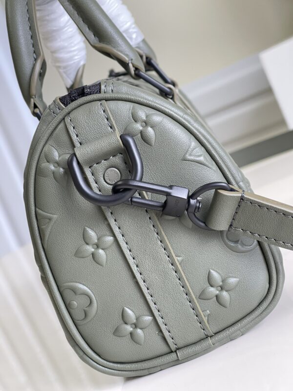 【M57961绿色 对版】speedy KEEPALL XS 手袋 Keepall XS 手袋浓缩路易威登经典 Keepall 旅行袋设计，以 Monogram Seal 牛皮映现标志性 Monogram 压纹，传递丰盈触感，搭配双手柄和可调节肩带，成就格调旅行伴侣。21 x 12 x 9