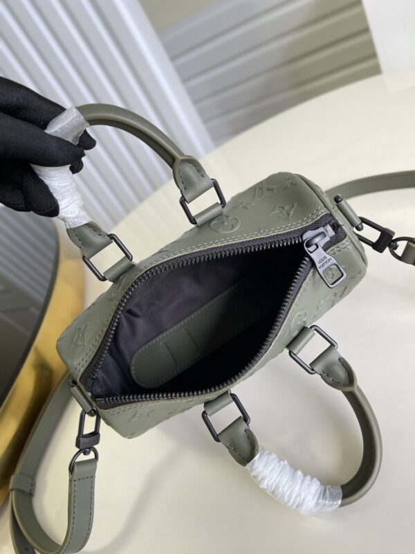 【M57961绿色 对版】speedy KEEPALL XS 手袋 Keepall XS 手袋浓缩路易威登经典 Keepall 旅行袋设计，以 Monogram Seal 牛皮映现标志性 Monogram 压纹，传递丰盈触感，搭配双手柄和可调节肩带，成就格调旅行伴侣。21 x 12 x 9