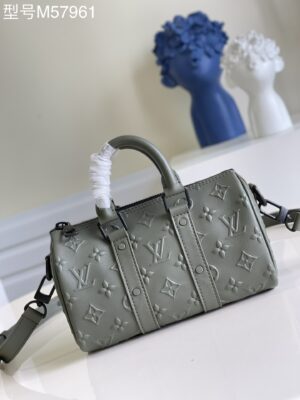 【M57961绿色 对版】speedy KEEPALL XS 手袋 Keepall XS 手袋浓缩路易威登经典 Keepall 旅行袋设计，以 Monogram Seal 牛皮映现标志性 Monogram 压纹，传递丰盈触感，搭配双手柄和可调节肩带，成就格调旅行伴侣。21 x 12 x 9