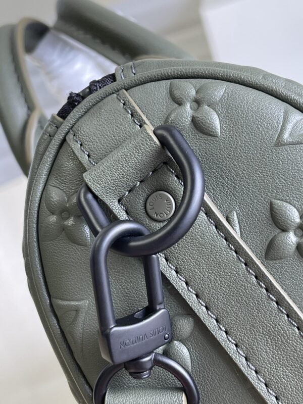 【M57961绿色 对版】speedy KEEPALL XS 手袋 Keepall XS 手袋浓缩路易威登经典 Keepall 旅行袋设计，以 Monogram Seal 牛皮映现标志性 Monogram 压纹，传递丰盈触感，搭配双手柄和可调节肩带，成就格调旅行伴侣。21 x 12 x 9