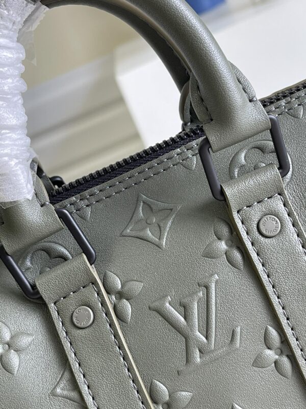 【M57961绿色 对版】speedy KEEPALL XS 手袋 Keepall XS 手袋浓缩路易威登经典 Keepall 旅行袋设计，以 Monogram Seal 牛皮映现标志性 Monogram 压纹，传递丰盈触感，搭配双手柄和可调节肩带，成就格调旅行伴侣。21 x 12 x 9