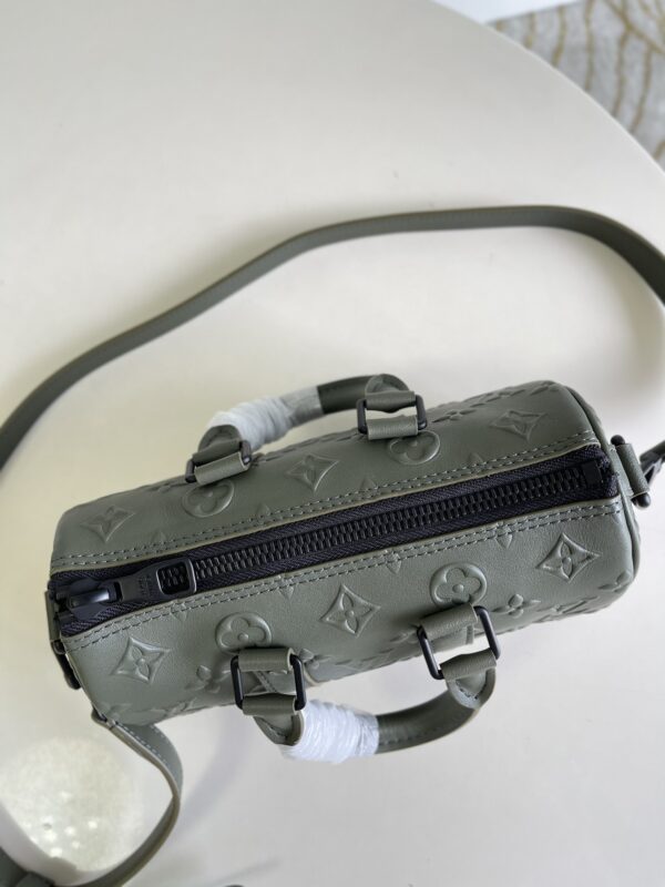 【M57961绿色 对版】speedy KEEPALL XS 手袋 Keepall XS 手袋浓缩路易威登经典 Keepall 旅行袋设计，以 Monogram Seal 牛皮映现标志性 Monogram 压纹，传递丰盈触感，搭配双手柄和可调节肩带，成就格调旅行伴侣。21 x 12 x 9