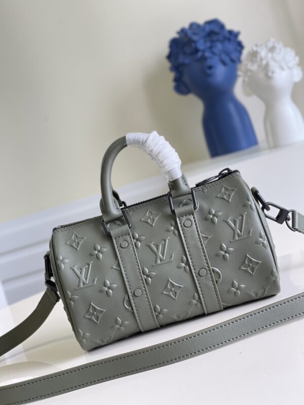 【M57961绿色 对版】speedy KEEPALL XS 手袋 Keepall XS 手袋浓缩路易威登经典 Keepall 旅行袋设计，以 Monogram Seal 牛皮映现标志性 Monogram 压纹，传递丰盈触感，搭配双手柄和可调节肩带，成就格调旅行伴侣。21 x 12 x 9