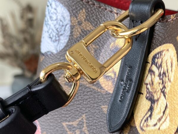 i1632209854_4260_5.jpg LV路易威登顶级原单 M45956 本款 NéoNoé 中号手袋出自 xFornasetti 胶囊系列,以 Monogram 帆布烘托缤纷浮雕图案,展现古老钱币的灵感启发和 Fornasetti 艺术工作室的设计美学,令品牌经典水桶包焕现新颜。尺寸:26 x 26 x 17.5 厘米