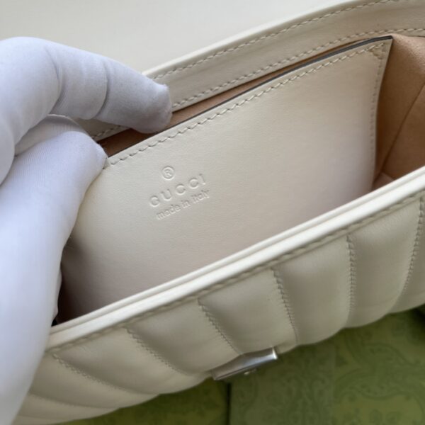 【顶级原单】古驰包包 Aria-时尚咏叹调系列不断探索品牌典藏元素，作为GG宠儿精选手袋一员，GG Marmont系列经典材质融入竖版和斜纹图案，打造别具风情的几何风格设计！内部开口口袋，可容纳大型号手机，弹簧和翻盖。型号：446744格子尺寸：22×13×6cm