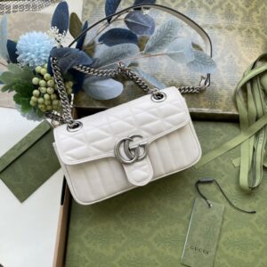 【顶级原单】古驰包包 Aria-时尚咏叹调系列不断探索品牌典藏元素，作为GG宠儿精选手袋一员，GG Marmont系列经典材质融入竖版和斜纹图案，打造别具风情的几何风格设计！内部开口口袋，可容纳大型号手机，弹簧和翻盖。型号：446744格子尺寸：22×13×6cm