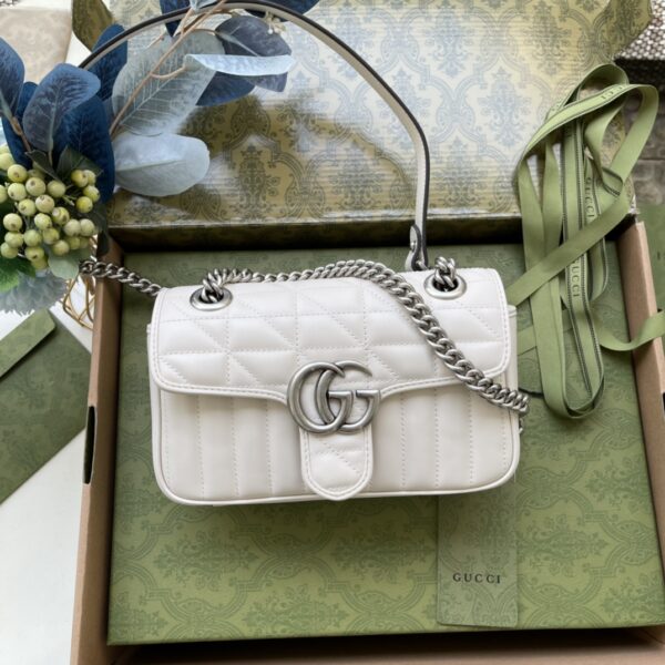 【顶级原单】古驰包包 Aria-时尚咏叹调系列不断探索品牌典藏元素，作为GG宠儿精选手袋一员，GG Marmont系列经典材质融入竖版和斜纹图案，打造别具风情的几何风格设计！内部开口口袋，可容纳大型号手机，弹簧和翻盖。型号：446744格子尺寸：22×13×6cm