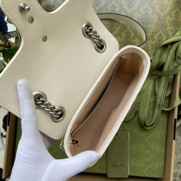 【顶级原单】古驰包包 Aria-时尚咏叹调系列不断探索品牌典藏元素，作为GG宠儿精选手袋一员，GG Marmont系列经典材质融入竖版和斜纹图案，打造别具风情的几何风格设计！内部开口口袋，可容纳大型号手机，弹簧和翻盖。型号：446744格子尺寸：22×13×6cm