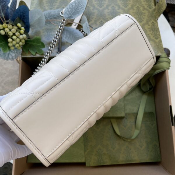 顶级原单 古驰包包《Aria-时尚咏叹调》系列不断大胆探索品牌的经典符号元素。作为G家宠儿精选手袋的一员，GG Marmont系列以其标志性的绗缝皮革和双G字母交织配件而备受推崇。型号681483新绣花材质采用专柜质感柔软天然颗粒饱满牛皮与市面高级光滑亮面复古古银五金。尺寸26.5x19x11cm