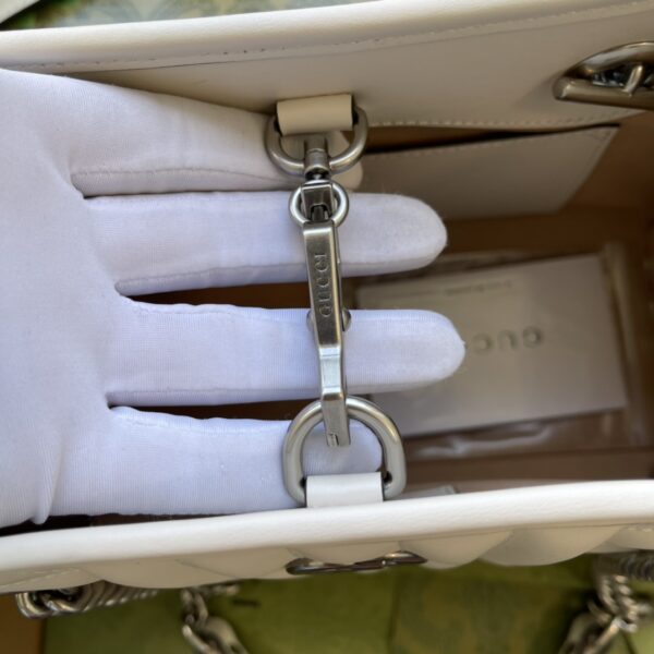 顶级原单 古驰包包《Aria-时尚咏叹调》系列不断大胆探索品牌的经典符号元素。作为G家宠儿精选手袋的一员，GG Marmont系列以其标志性的绗缝皮革和双G字母交织配件而备受推崇。型号681483新绣花材质采用专柜质感柔软天然颗粒饱满牛皮与市面高级光滑亮面复古古银五金。尺寸26.5x19x11cm