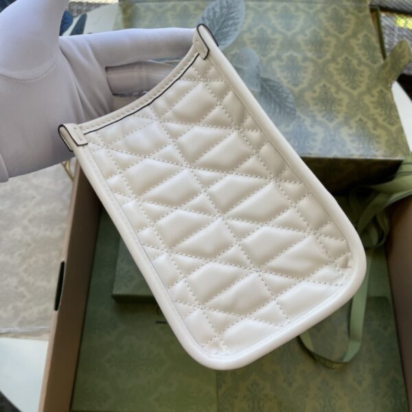 顶级原单 古驰包包《Aria-时尚咏叹调》系列不断大胆探索品牌的经典符号元素。作为G家宠儿精选手袋的一员，GG Marmont系列以其标志性的绗缝皮革和双G字母交织配件而备受推崇。型号681483新绣花材质采用专柜质感柔软天然颗粒饱满牛皮与市面高级光滑亮面复古古银五金。尺寸26.5x19x11cm