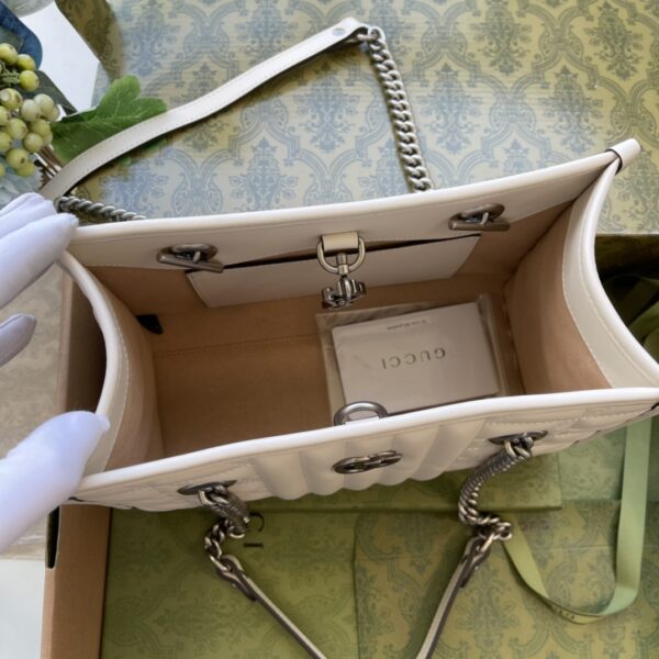 顶级原单 古驰包包《Aria-时尚咏叹调》系列不断大胆探索品牌的经典符号元素。作为G家宠儿精选手袋的一员，GG Marmont系列以其标志性的绗缝皮革和双G字母交织配件而备受推崇。型号681483新绣花材质采用专柜质感柔软天然颗粒饱满牛皮与市面高级光滑亮面复古古银五金。尺寸26.5x19x11cm