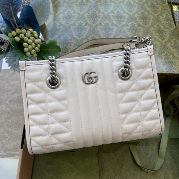 顶级原单 古驰包包《Aria-时尚咏叹调》系列不断大胆探索品牌的经典符号元素。作为G家宠儿精选手袋的一员，GG Marmont系列以其标志性的绗缝皮革和双G字母交织配件而备受推崇。型号681483新绣花材质采用专柜质感柔软天然颗粒饱满牛皮与市面高级光滑亮面复古古银五金。尺寸26.5x19x11cm