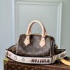M46234（M45957）新版~本款 Speedy Bandoulière 20 手袋采选 Monogram 帆布、牛皮革饰边和织物内衬，以玲珑尺寸延续路易威登 Speedy 旅行袋的经典设计，搭配轧制皮革手柄和点缀品牌标识织纹的可拆卸并可调节织物肩带。尺寸：20.5 x 13.5 x 12.0 厘米 (长 x 高 x 宽)