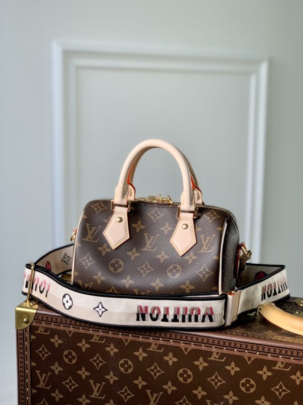 M46234（M45957）新版~本款 Speedy Bandoulière 20 手袋采选 Monogram 帆布、牛皮革饰边和织物内衬，以玲珑尺寸延续路易威登 Speedy 旅行袋的经典设计，搭配轧制皮革手柄和点缀品牌标识织纹的可拆卸并可调节织物肩带。尺寸：20.5 x 13.5 x 12.0 厘米 (长 x 高 x 宽)