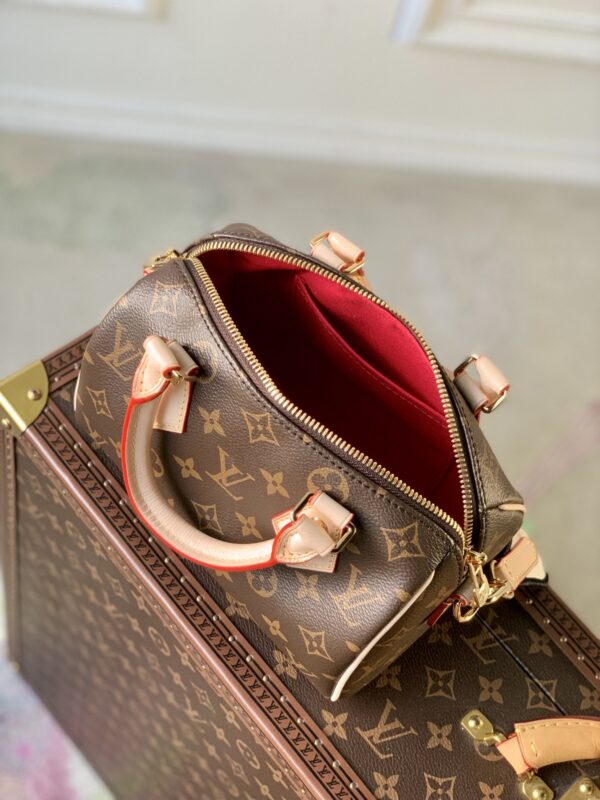 M46234（M45957）新版~本款 Speedy Bandoulière 20 手袋采选 Monogram 帆布、牛皮革饰边和织物内衬，以玲珑尺寸延续路易威登 Speedy 旅行袋的经典设计，搭配轧制皮革手柄和点缀品牌标识织纹的可拆卸并可调节织物肩带。尺寸：20.5 x 13.5 x 12.0 厘米 (长 x 高 x 宽)