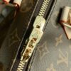M46234（M45957）新版~本款 Speedy Bandoulière 20 手袋采选 Monogram 帆布、牛皮革饰边和织物内衬，以玲珑尺寸延续路易威登 Speedy 旅行袋的经典设计，搭配轧制皮革手柄和点缀品牌标识织纹的可拆卸并可调节织物肩带。尺寸：20.5 x 13.5 x 12.0 厘米 (长 x 高 x 宽)